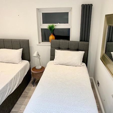 Modern 2 Bedroom Apartment With Private Garden Near Canary Wharf Londra Exterior foto