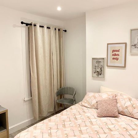 Modern 2 Bedroom Apartment With Private Garden Near Canary Wharf Londra Exterior foto