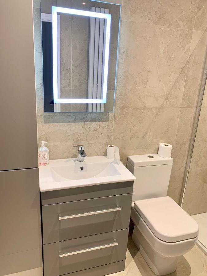 Modern 2 Bedroom Apartment With Private Garden Near Canary Wharf Londra Exterior foto