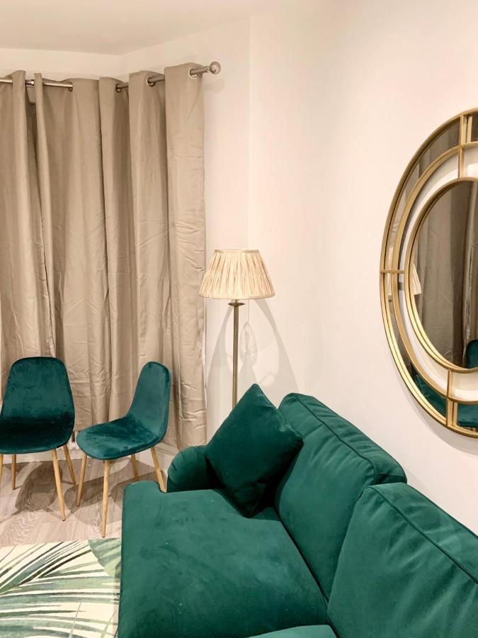 Modern 2 Bedroom Apartment With Private Garden Near Canary Wharf Londra Exterior foto