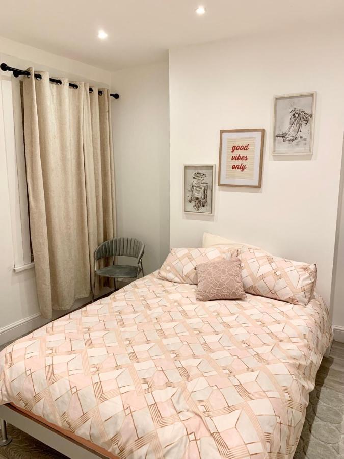 Modern 2 Bedroom Apartment With Private Garden Near Canary Wharf Londra Exterior foto