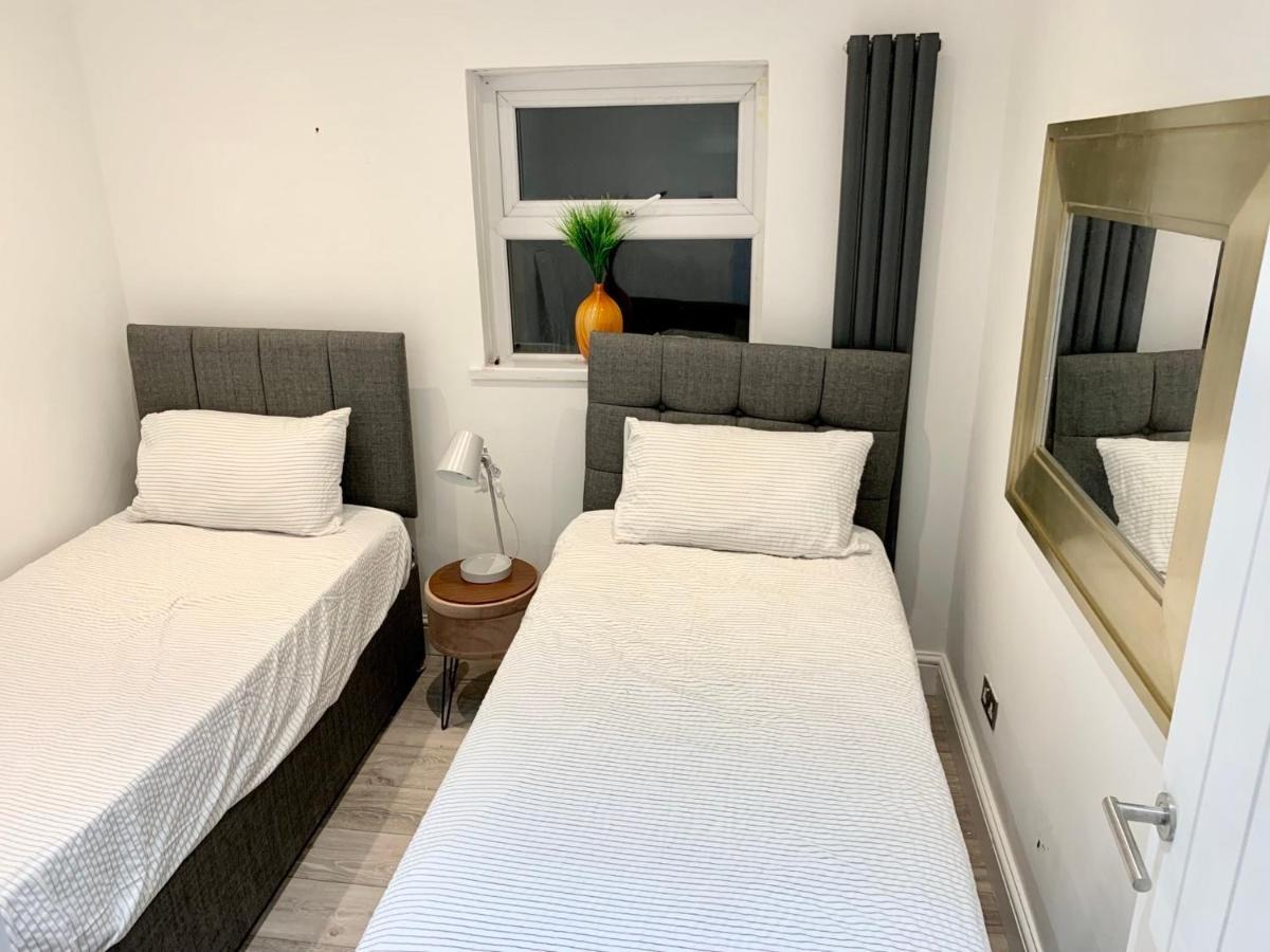Modern 2 Bedroom Apartment With Private Garden Near Canary Wharf Londra Exterior foto