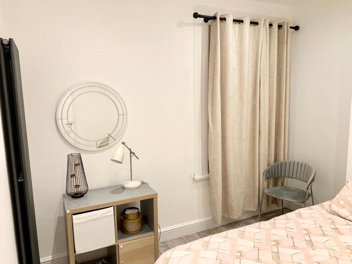 Modern 2 Bedroom Apartment With Private Garden Near Canary Wharf Londra Exterior foto