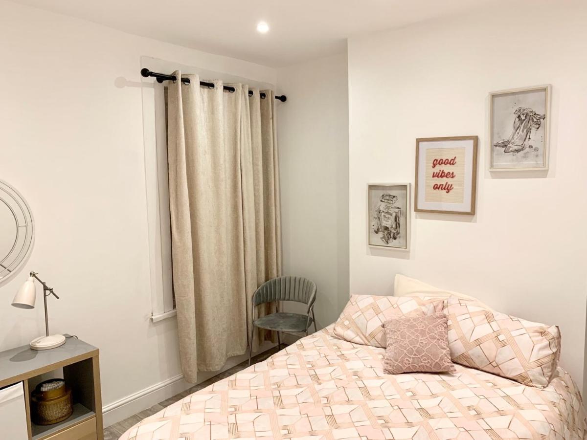 Modern 2 Bedroom Apartment With Private Garden Near Canary Wharf Londra Exterior foto